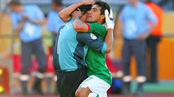 Oswaldo Sánchez es abrazado por Sinha tras ganar 3-1 a Irán. (Foto: JamMedia)