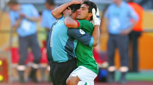 Oswaldo Sánchez es abrazado por Sinha tras ganar 3-1 a Irán. (Foto: JamMedia)