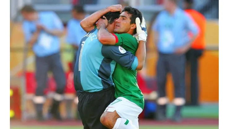 Oswaldo Sánchez es abrazado por Sinha tras ganar 3-1 a Irán. (Foto: JamMedia)