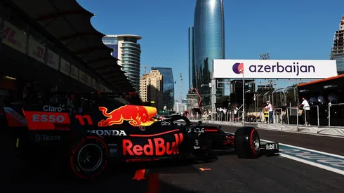 Checo Pérez ganó en Azerbaiyán tras un desafortunado accidente de Verstappen