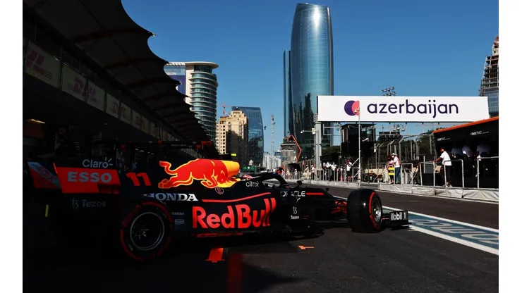 Checo Pérez ganó en Azerbaiyán tras un desafortunado accidente de Verstappen
