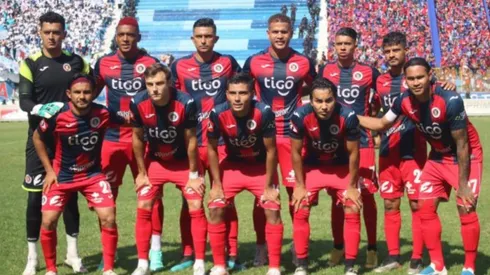 Gullit Peña volvió a gritar campeón, esta vez en El Salvador. (@CDeportivoFAS)