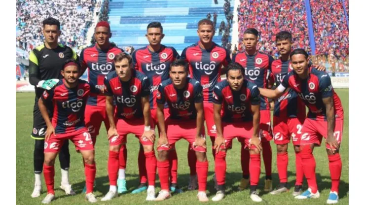 Gullit Peña volvió a gritar campeón, esta vez en El Salvador. (@CDeportivoFAS)