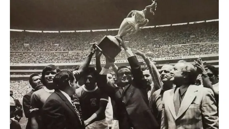 Don Guillermo Álvarez Macías con el trofeo de Campeón de Cruz Azul en el Estadio Azteca. (Foto tomada del libro 'Cruz Azul: 50 años de Primera')