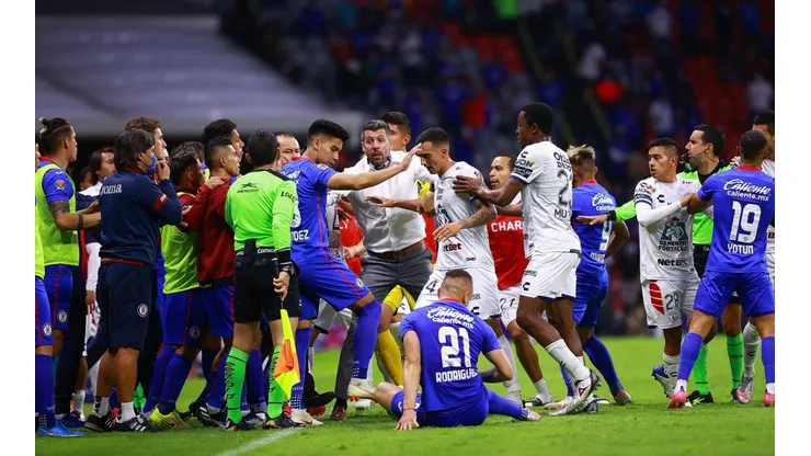 Juan Reynoso recibió un empujón y se desató la bronca entre jugadores de Cruz Azul y Pachuca.