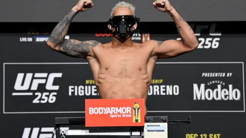 Oliveira vuelve a dominar en la UFC.