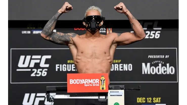 Oliveira vuelve a dominar en la UFC.