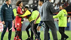 Memo Ochoa fue alcanzado por un aficionado del América en Pachuca.