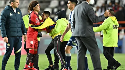 Memo Ochoa fue alcanzado por un aficionado del América en Pachuca.