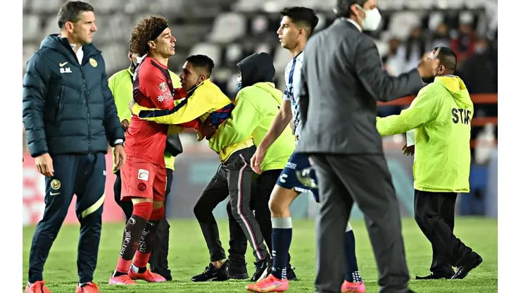 Memo Ochoa fue alcanzado por un aficionado del América en Pachuca.
