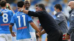 Hirving Lozano y Gennaro Gattuso durante un encuentro con Napoli.