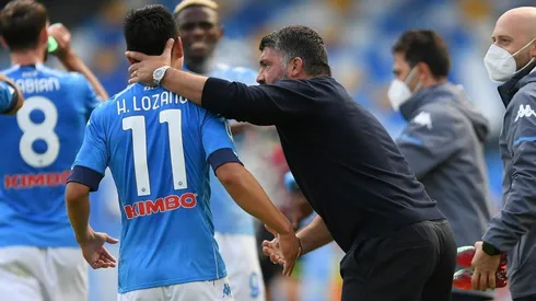 Hirving Lozano y Gennaro Gattuso durante un encuentro con Napoli.