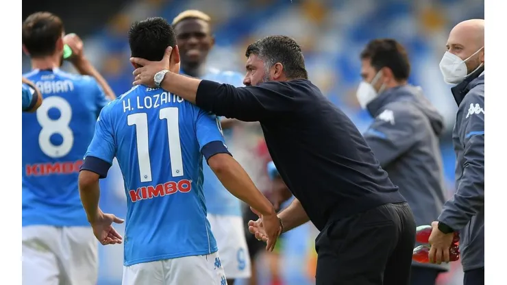 Hirving Lozano y Gennaro Gattuso durante un encuentro con Napoli.