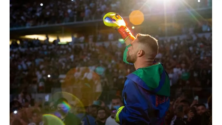 Un excampeón mundial destrozó a Saunders por su derrota ante Canelo Álvarez
