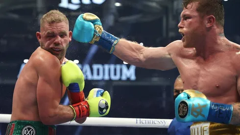 Canelo Álvarez destruyó el rostro del británico.
