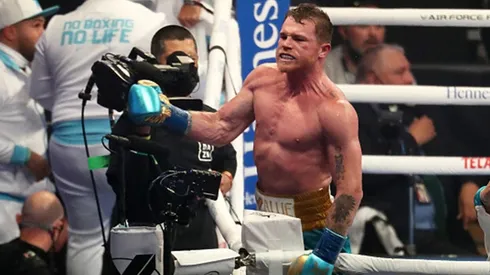 Canelo Álvarez le cerró la boca y un ojo a Saunders para conquistar el tercer cinturón en 168