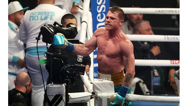Canelo Álvarez le cerró la boca y un ojo a Saunders para conquistar el tercer cinturón en 168