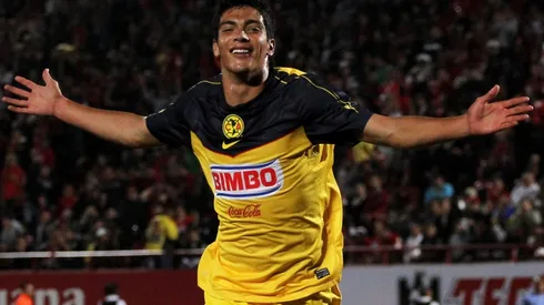 Raúl Jiménez firmó su primer gol en la Liga MX con América ante Puebla, en octubre de 2011.