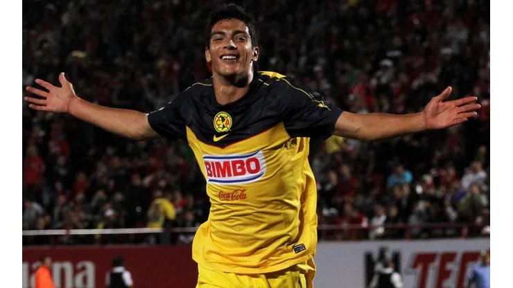 Raúl Jiménez firmó su primer gol en la Liga MX con América ante Puebla, en octubre de 2011.