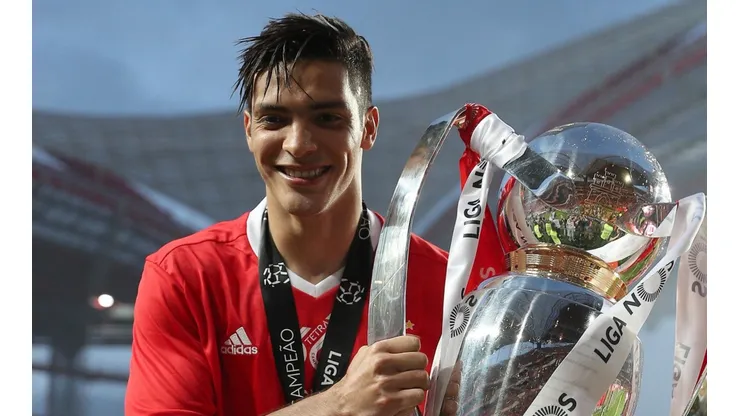 Pocos son los futbolistas aztecas afortunados en haber levantado un trofeo en algunas de las ligas europeas.