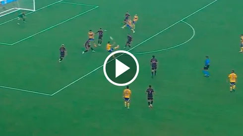 El mediocampista argentino abrió la cuenta tras una seguidilla de cabezazos.