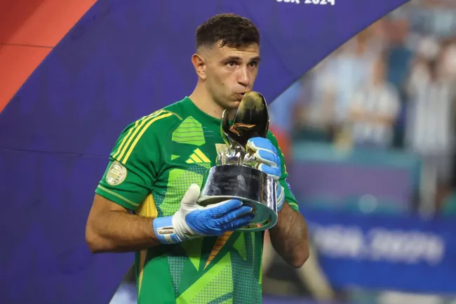 Emiliano Martínez fue bicampeón de América (IMAGO)