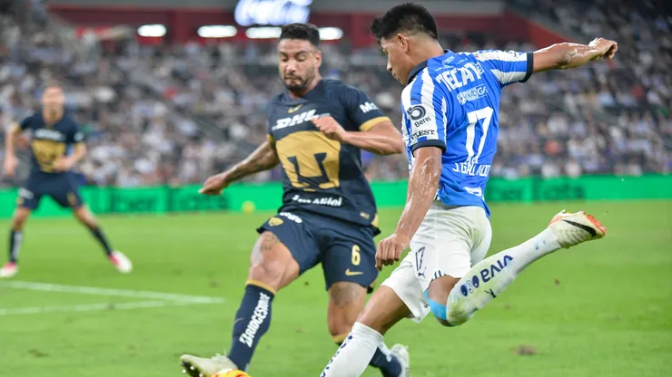 Maxi Meza controla el balón para Monterrey.