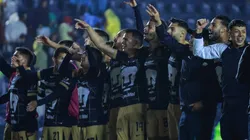 Los futbolistas de Pumas festejan el triunfo en el Clásico Capitalino.