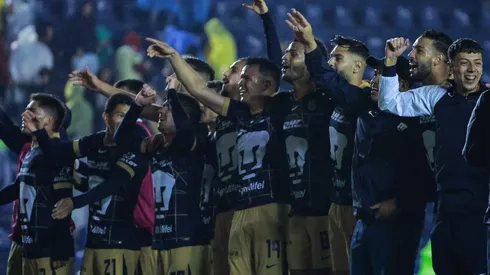 Los futbolistas de Pumas festejan el triunfo en el Clásico Capitalino.