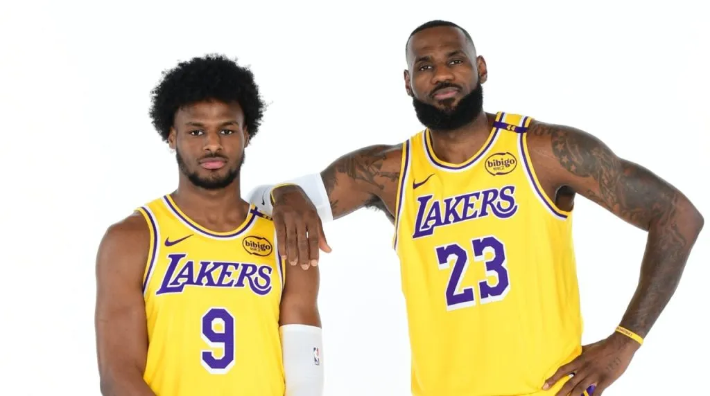 LeBron James y su hijo Bronny. (Foto: X / @NBA)