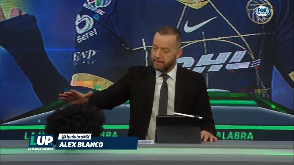Alex Blanco llevó la ‘Chino-Peluca’ al programa [Foto: Fox Sports]
