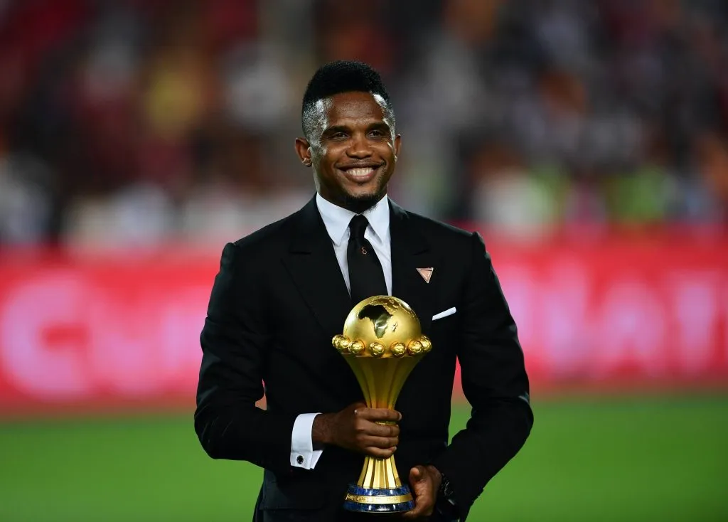 Samuel Eto’o con el trofeo de la Copa África (IMAGO)