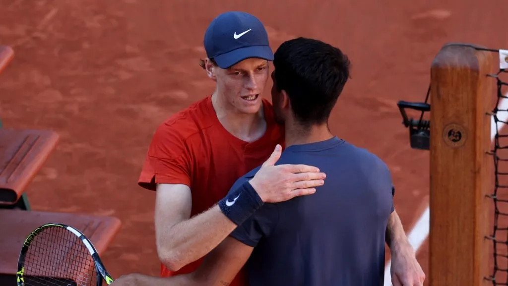 Carlos Alcaraz y Jannik Sinner mantienen una buena relación al margen de la rivalidad que llevan. (GETTY IMAGES)