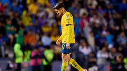 Diego Valdés, avasallado por el público azulcrema.