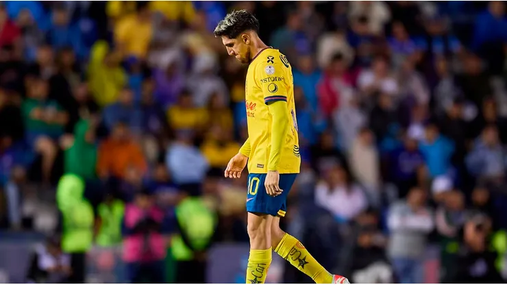 Diego Valdés, avasallado por el público azulcrema.