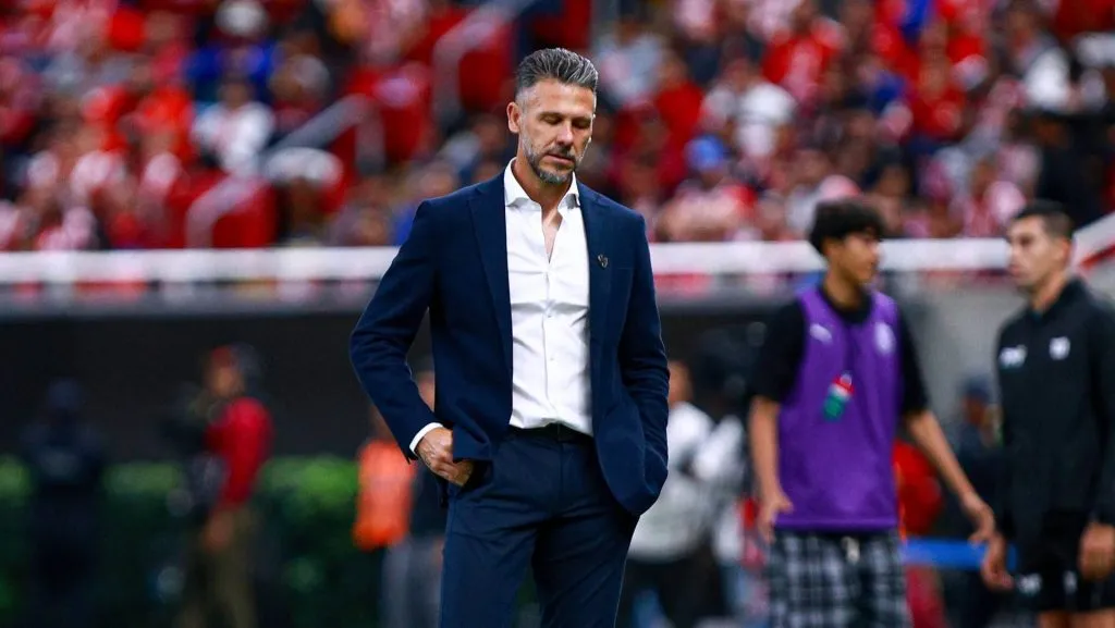 El entrenador no quedó contento con lo sucedido en el Estadio Akron (IMAGO)