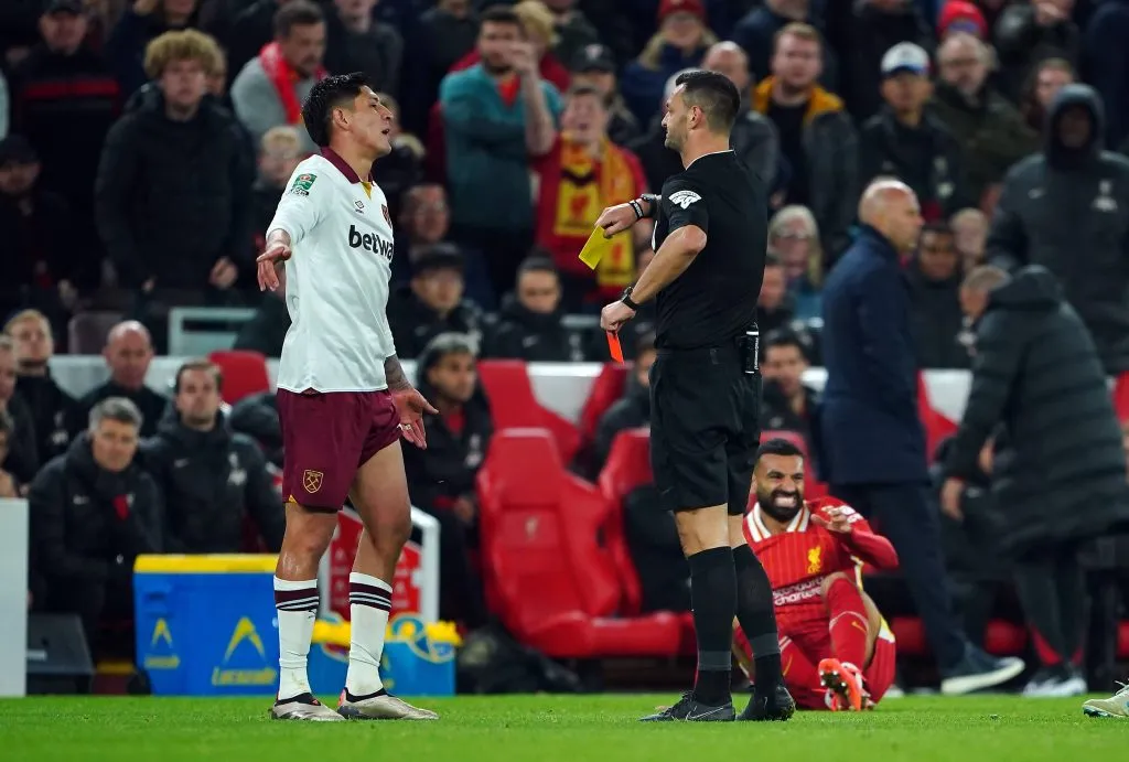Edson Álvarez fue expulsado por doble amarilla en la derrota ante Liverpool por la Copa de la Liga. (Imago)