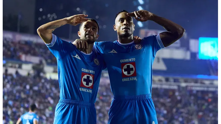 José Rivero y Willer Ditta festejan el gol del triunfo de Cruz Azul ante Chivas de Guadalajara.