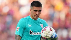 Alex Padilla busca adueñarse del arco del Athletic Bilbao.