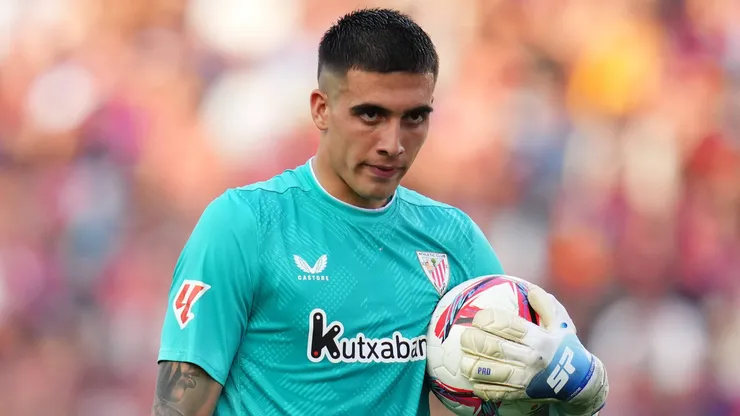 Alex Padilla busca adueñarse del arco del Athletic Bilbao.