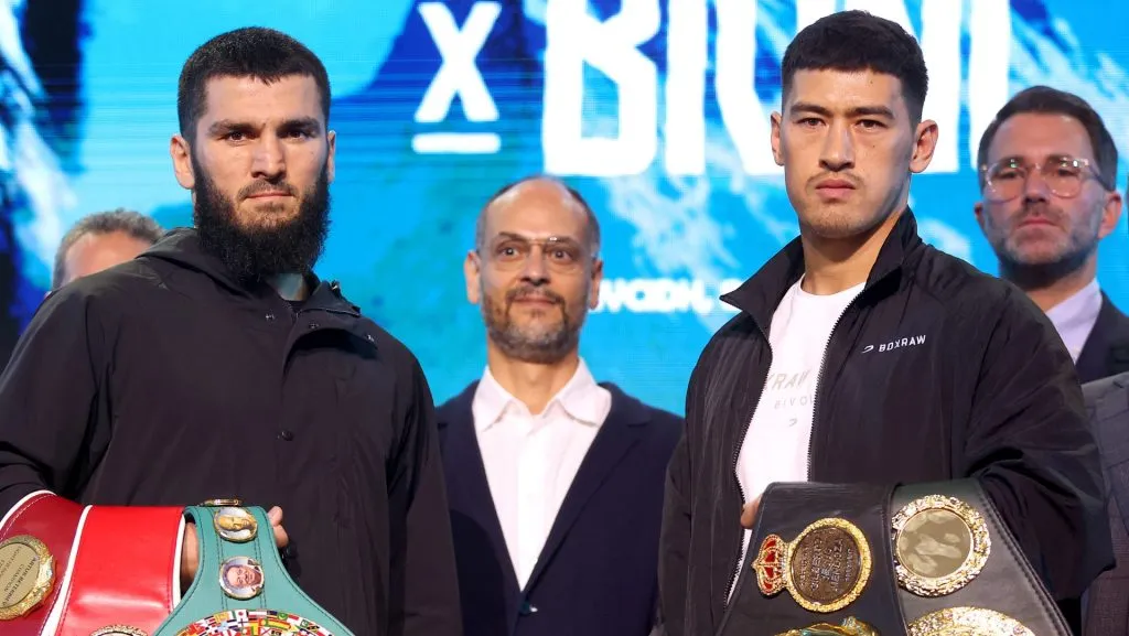 Dmitry Bivol y Artur Beterbiev se verán las caras el próximo sábado 12 de octubre. (GETTY IMAGES)