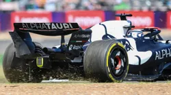 Durante la carrera, los autos de Fórmula 1 van cambiando sus neumáticos.