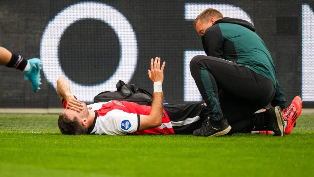 Santiago Giménez deberá ser paciente en su evolución.