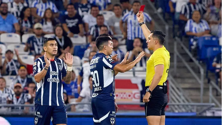 El chileno fue expulsado a los seis minutos de la primera mitad.