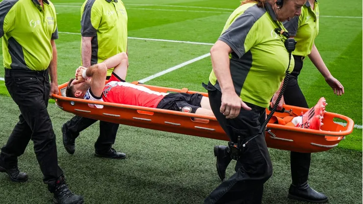 Santiago Giménez se lesionó jugando para el Feyenoord