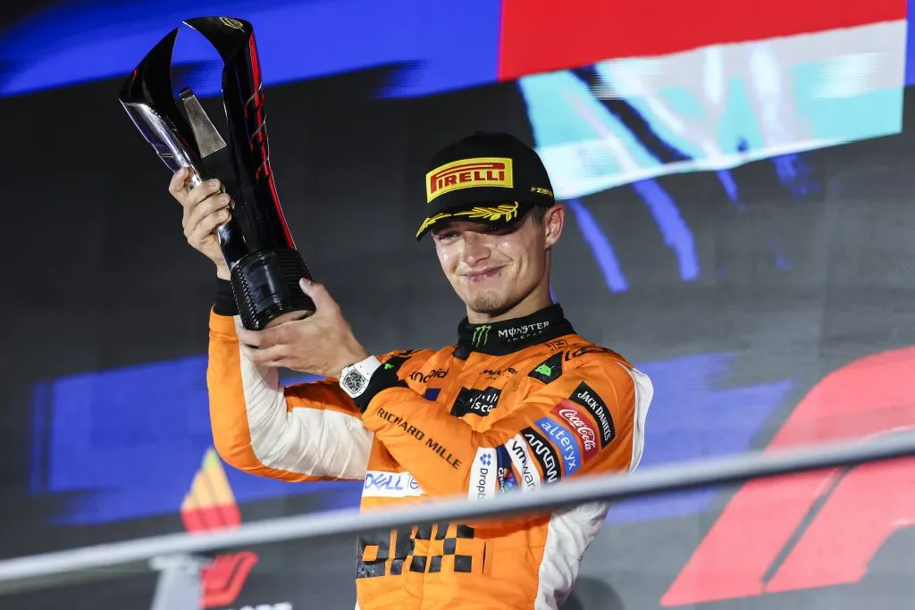Lando Norris levanta el trofeo del GP de Singapur 2024 (IMAGO)