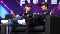 Max Verstappen platica con Checo Pérez