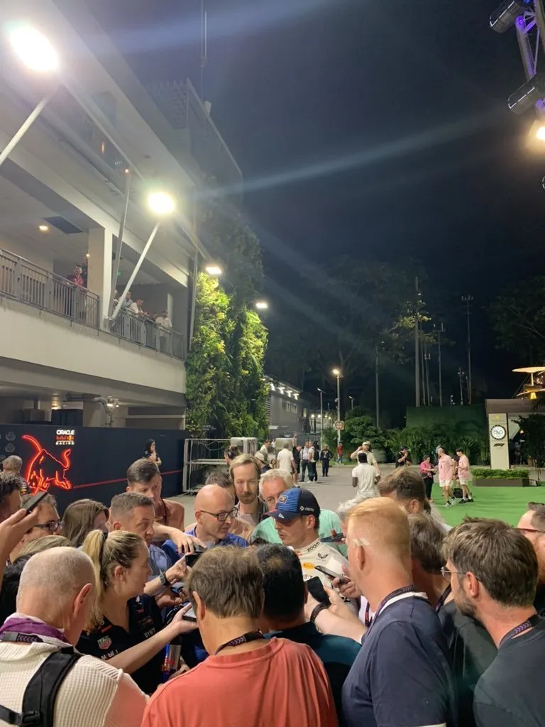 Max Verstappen dialoga con los periodistas afuera de la sala de prensa