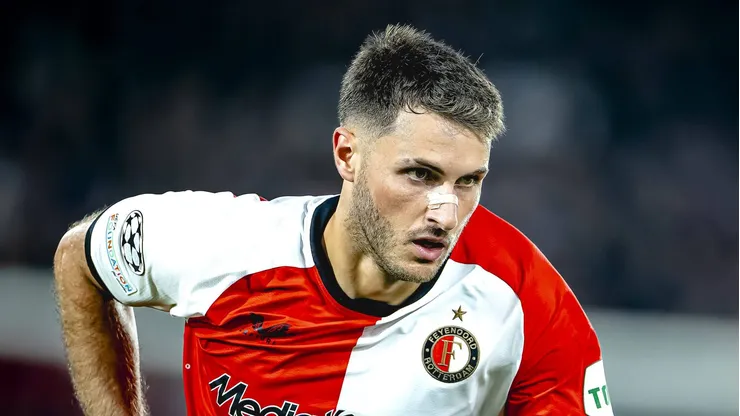 El histórico delantero que defendió a Santiago Giménez de las críticas en Feyenoord