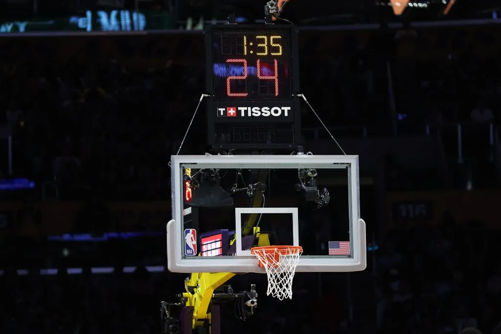 Arriba de cada aro de una cancha de la NBA, se encuentra un tablero que contabiliza el tiempo de cada cuarto y el de la posesión del balón. (Getty Images)